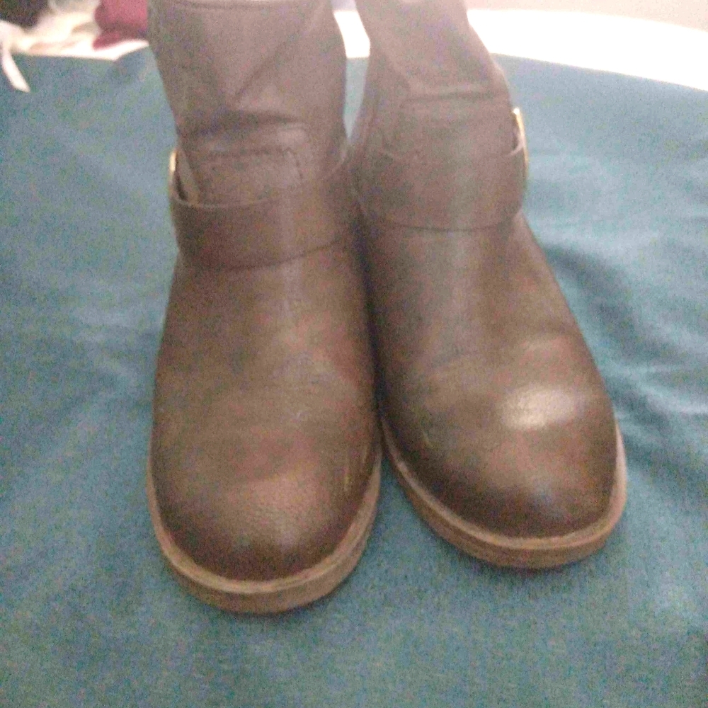 Ankle high faux leather boots